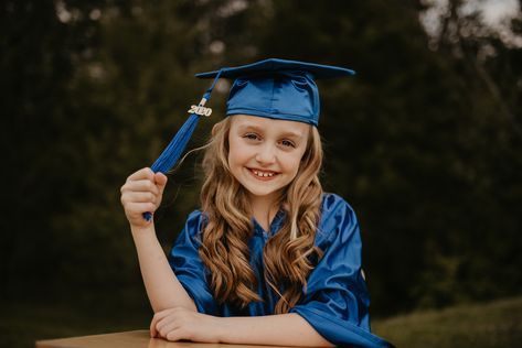 Kindergarten Graduation Pictures Friends, Children Graduation Ideas, Preschool Grad Pictures, Preschool Graduation Ideas Pictures, Toddler Graduation Pictures, Kid Graduation Pictures, Preschool Graduation Photos, Kinder Graduation Pictures, Kindergarten Graduation Hairstyles