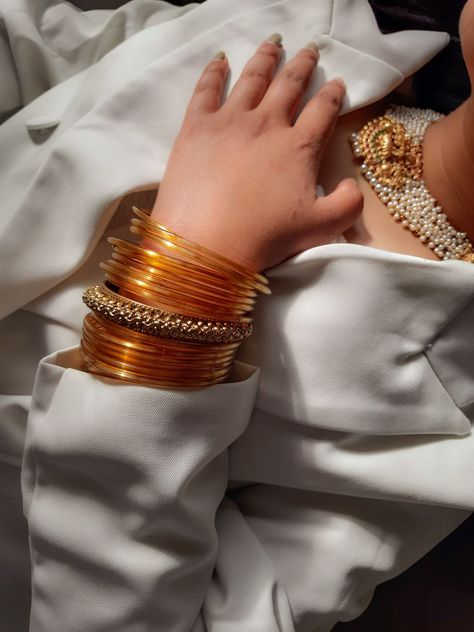 Reshmi Churi, Glass Bangles Indian, Bangle Outfit, Bangles Aesthetic, Desi Jewelry, Colorful Bangles, Jewelry Knowledge, Bridal Jewellery Design, Gold Mangalsutra Designs