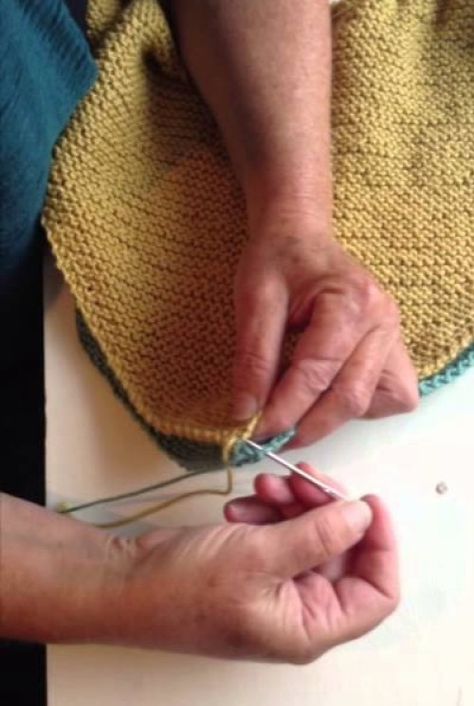 Theresa Gaffey's Magical Seaming Technique - Tutorial Joining Knitted Squares Together, Knitting Tricks, Knit Techniques, Knitting Help, Stitch Blanket, Mattress Stitch, Knitting Tutorials, Knitting Tips, Knit Stitches