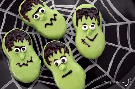 With pre-colored melts and a tube of gel icing, Halloween Frankenstein cookies come together in a snap! Just warm up the candy, dip and decorate! Halloween Frankenstein Cookies, Frankenstein Cookies, Frankenstein Cookie, Halloween Frankenstein, Nutter Butter Cookies, Dipped Cookies, Nutter Butter, Frankenstein Halloween, Everyday Dishes