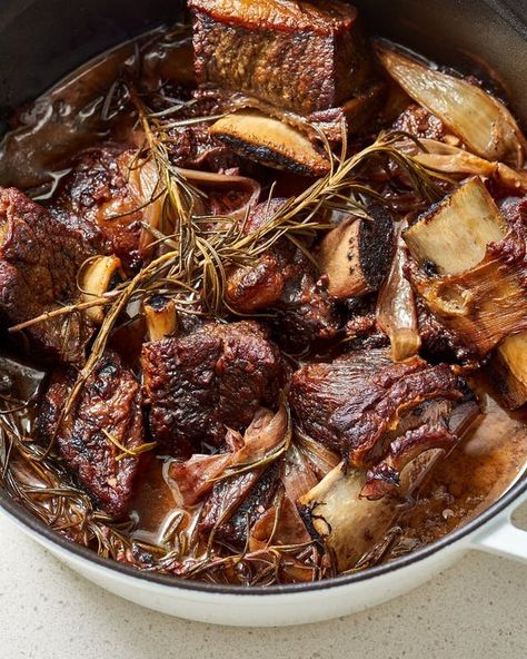 How To Make Braised Beef Short Ribs Baked in a Dutch Oven. This comforting low carb recipe is easy comfort food. You'll need bone in (boneless won't cut it!) short ribs, onion, garlic, liquid like red wine or broth, herbs like rosemary or thyme. Dutch Oven Ribs, Easy Oven Recipes, Le Creuset Recipes, Best Dutch Oven, Beef Short Rib Recipes, Diner Recept, Dutch Oven Cooking, Dutch Ovens, Dutch Oven Recipes