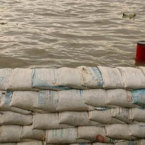 Stagger the edges on each row for a tight fit and stable wall. How To Make Sand, Sandbag Workout, Sandbag Training, Liquid Waste, Water Time, Real Estate Rentals, Ard Buffet, Flood Damage, Sand Bag