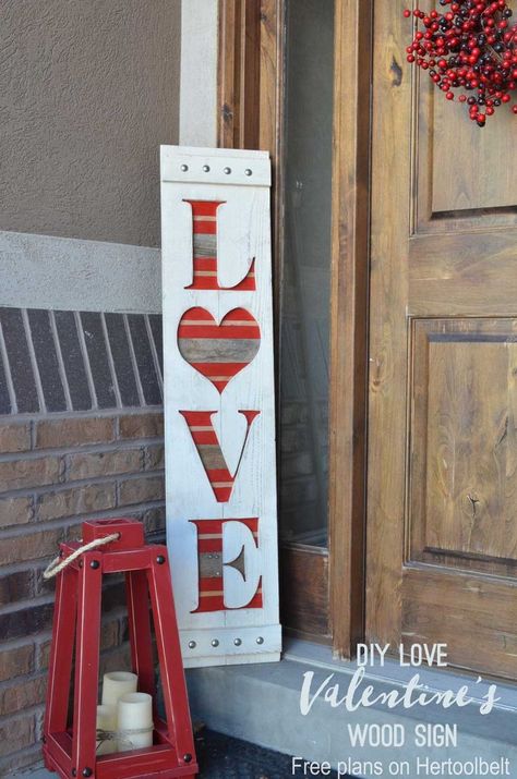 DIY big LOVE wood sign for Valentine's or wedding decor. Free plans and tutorial. Valentines Outdoor Decorations, Seasonal Signs, Valentine Wood Crafts, Saint Valentin Diy, Valentines Bricolage, Kerajinan Diy, Love Wood Sign, Rustic Valentine, Decoration Restaurant