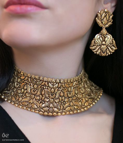 Jaipur Gems Gorgeous Gold chocker necklace and earrings #GoldJewelleryBeautiful Gold Chocker Necklace, Buy Gold Jewelry, Handmade Gold Jewellery, Fine Gold Jewelry, Chocker Necklace, Gold Jewelry Sets, Gold Jewelry Earrings, Pearl Jewelry Necklace, Gold Jewelry Simple