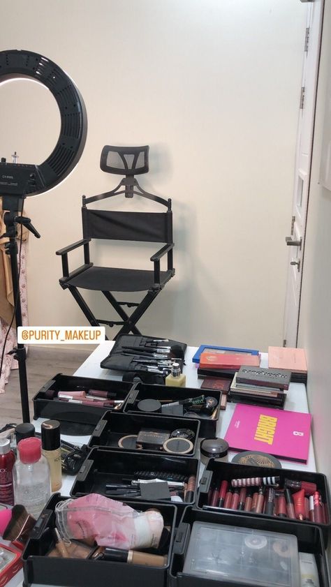 Mua Vision Board, Makeup Artist Room Ideas, Beauty Room Ideas Salon At Home, Makeup Artist Design, Makeup Artist Room, Makeup Artist Aesthetic, Makeup Artist Career, Mua Artist, Makeup Artist Studio