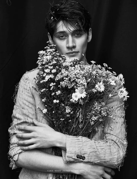 Boyhood: Models are Serene for Elsewhere Cover Shoot Man Holding Flowers, Timur Simakov, Man With Flowers, Flowers For Men, Flower Photoshoot, Mens Fashion Editorial, Online Comics, Mens Fashion Photography, Holding Flowers