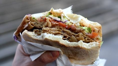 Chicken Doner Kebab, Paris Street Food, Chicken Doner, Doner Kebabs, Best German Food, Döner Kebab, Doner Kebab, Roasted Chicken Breast, Beef Bourguignon