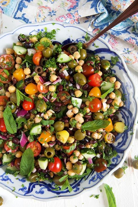 Easy Mediterranean Chickpea Salad is the BEST Side dish for summer! | @suburbansoapbox #vegetarianrecipes #chickpeas #chickpeasalad #saladrecipes Shake Recipes Healthy, Resep Sandwich, Chickpea Salad Recipe, Mediterranean Chickpea, Best Side Dish, Mediterranean Chickpea Salad, Resep Salad, Chickpea Salad Recipes, Resep Diet