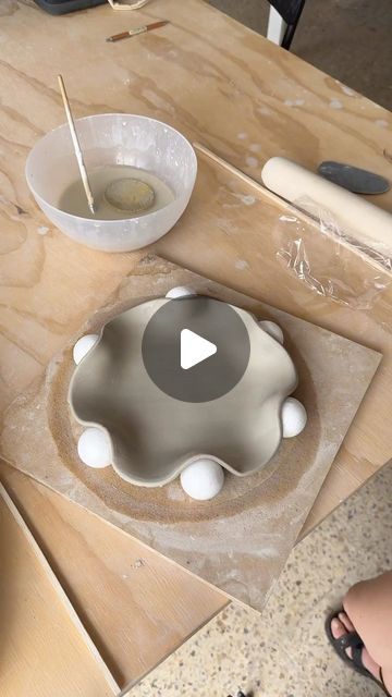 Bowl Making Diy, Wavy Ceramic Bowl, Plate Clay Ideas, Clay How To, How To Make A Clay Plate, Ceramic Art Diy, Diy Clay Spoon Rest, Hand Built Pottery Ideas For Beginners Easy, Diy Clay Figures