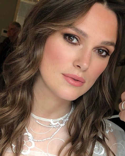 Lisa Eldridge on Instagram: “Fresh, natural glowy makeup tonight for beautiful new mum #keiraknightley #officialsecrets #redcarpet Heavenly hair by @lukehersheson…” Keira Knightley Makeup, Maquillaje Glowy, Keira Knightley Hair, Lisa Eldridge Makeup, Keira Knightley Style, Kiera Knightly, Wedding Makeup For Brown Eyes, Keira Knightly, Lisa Eldridge