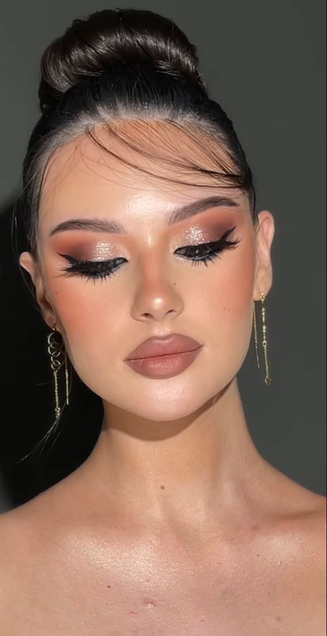 Make Up For Peach Color Dress, Eyeshadow Looks Night Out, Simple But Elegant Makeup Looks, Evening Makeup Looks Night, Best Wedding Makeup For Brown Eyes, Make Up Prom Night, Makeup For Brown Dress, Natural Makeup Looks For Brown Eyes, Simple Makeup Looks For Wedding