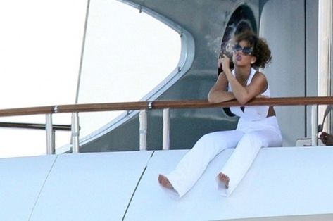 chilling on yacht 2 F Men, Rihanna Outfits, Rihanna Photos, Rihanna Style, Bad Gal, Rihanna Fenty, My Vibe, Reaction Pictures, Mood Pics