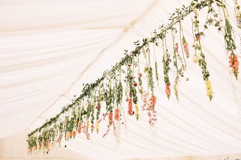 Diy Garden Wedding, Flower Garland Backdrop, Garden Gown, Hanging Flowers Wedding, Flower Bunting, Flower Garland Diy, Flower Garland Wedding, Flowers Hanging, Dried Flowers Wedding