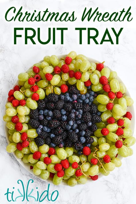 Fruit For School Christmas Party, Christmas Breakfast Fruit Ideas, Fruit Tray Ideas Christmas, Holiday Fruit Tray Christmas, Christmas Fruit Trays, Christmas Tree Fruit Tray, Christmas Fruit Tray Ideas, Holiday Fruit Tray, Fruit Tray Christmas