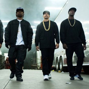 Costume Designer Kelli Jones Talks Straight Outta Compton Style and Outfits in the Movie: Glamour.com Nwa 90s Outfit, Straight Outta Compton Party Theme, Nwa 90s, Nwa Movie, 2000 Hip Hop, 80s Rap, Prison Outfit, The Hateful Eight, Estilo Cholo