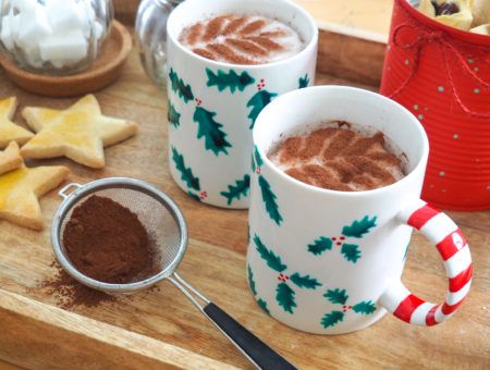 Mug Decorating Ideas Christmas, Diy Christmas Mugs Paint, Christmas Mug Diy, Christmas Mugs Diy, Christmas Mug Ideas, Sharpie Mug Designs, Mug Noel, Diy Christmas Mugs, Diy Mug Designs