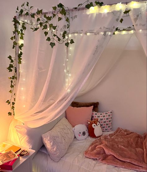 Cute Bedroom Ideas With Canopy Bed, Small Canopy Bedroom Ideas, Canopy Curtains Bed, Cute Bed Curtains, Bedroom Ideas For Canopy Beds, Aesthetic Bed With Curtains, Bed Ideas Aesthetic White, Four Poster Bed With Curtains Aesthetic, Canopy In Bedroom