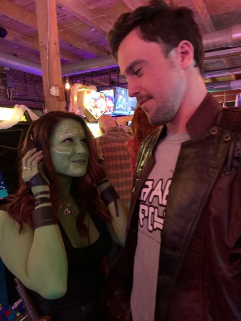 Young couple dressed as Gamora and Starlord from Guardians of the Galaxy Starlord And Gamora Halloween Costume, Guardians Of The Galaxy Couples Costume, Cute Nerdy Couples Costumes, Star Lord And Gamora Costumes, Gamora And Starlord Costume, Single Costumes Halloween, Gamora And Peter Costume, Cosplay Couples Costumes, Marvel Couple Halloween Costumes