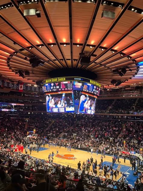 New York Basketball Court, Madison Square Garden Basketball, Xmas In New York, New York During Christmas, Nba Stadium, Travel To New York, New York Basketball, Nyc Vibes, Make 6 Figures