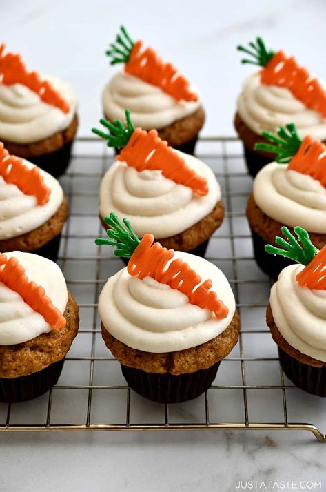 Get in the spring spirit with moist Carrot Cupcakes topped with the best cream cheese frosting and candy melt carrot toppers! Easter Cake Designs, Easter Desserts Cake, Carrot Cake Decoration, Easter Food Ideas, Easter Carrot Cake, Cute Easter Desserts, Mini Carrot Cake, Easter Party Food, Easy Easter Treats