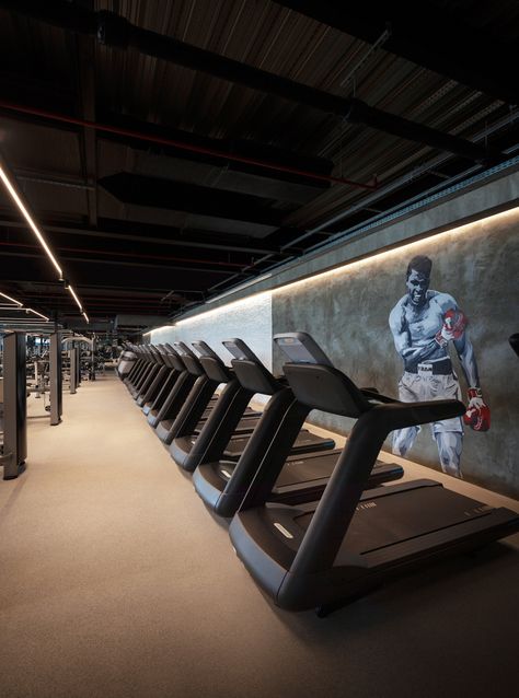 Train Beach Club by L.S. Design Combines Fitness and Hospitality in Dubai - Interior Design La Fitness Gym, Sports Training Facility, Gym Lighting, Gym Flooring Rubber, Gym Club, Gym Interior, Architecture Magazine, Spatial Design, Fitness Facilities