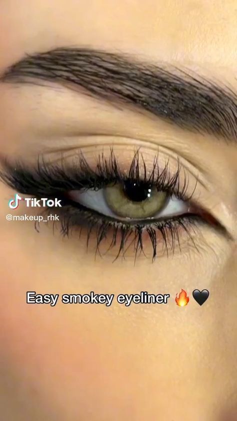 Easy Smokey Eyeliner, Smokey Eyeliner Tutorial, Machiaj Smokey Eyes, Halloweenský Makeup, Smokey Eyeliner, Flot Makeup, Eye Makeup Pictures, Smink Inspiration, Pinterest Makeup