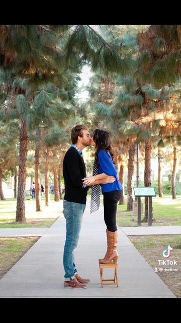 Rhett McLaughlin | MUSIC: James and the Shame on Instagram: "Loved seeing y’all share your pics synced up with “Where We’re Going” so @jessielaneinteriors and I decided to get in on it. Thanks to @allisonwalton for the stepstool pic and @hellobrandonscott for the sky kiss pic." Tall And Short Couple, Short Girlfriend, Tall Boyfriend, Short Couples, Tall And Short, Good Mythical Morning, Rhett And Link, Couple Costumes, Tall Boy