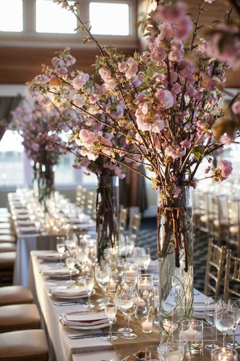 Cherry Blossom Wedding Centerpieces, Christmas Tree Inspiration Red And Gold, Cherry Blossom Centerpiece, Spring Wedding Centerpieces, Cherry Blossom Theme, Wedding Flower Guide, Tree Inspiration, Tall Wedding Centerpieces, Tafel Decor