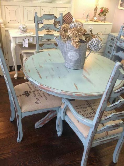 Distressed pale blue shabby table and chairs Diy Shabby Chic Furniture, Geek Home Decor, Shabby Chic Dining Room, French Country Dining Room, Styl Shabby Chic, Chic Dining Room, Shabby Chic Dining, Old Table, Hemma Diy