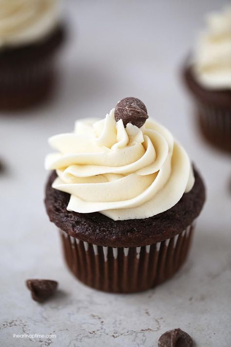 The BEST chocolate cupcakes ever! They are super soft, rich and topped with a lush buttercream frosting! You won’t believe how easy these chocolate cupcakes are to make. Best Chocolate Cupcakes, Dessert Original, I Heart Naptime, Cupcake Recipes Chocolate, S'mores, Dessert Cupcakes, Yummy Cupcakes, Food Cakes, Best Chocolate