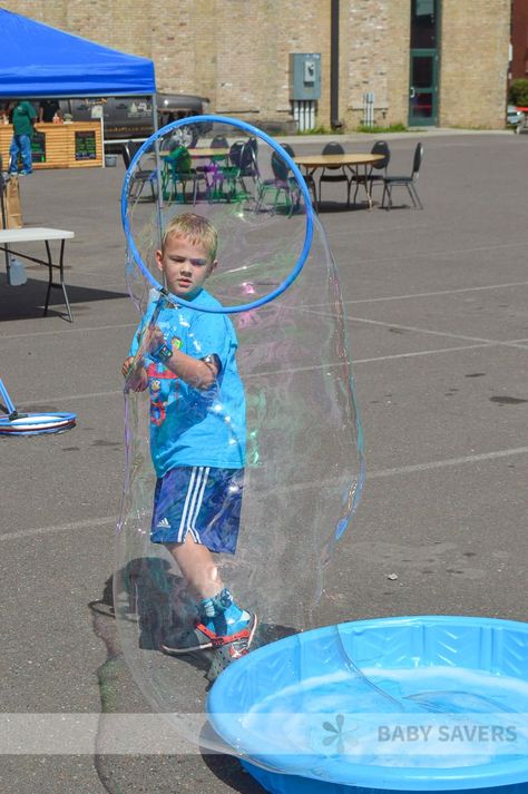 Bubble Games For Kids, Giant Bubble Recipe, Huge Bubbles, Bubbles Recipe, Big Bubble Wand, Bubble Station, Homemade Bubble Solution, Bubble Diy, Giant Bubble Wands