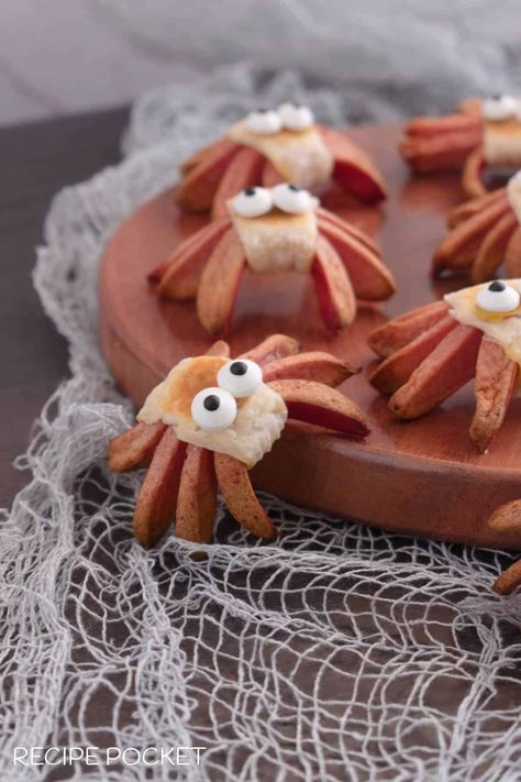 Spider Hot Dogs | Recipe Pocket Halloween Hot Dogs Ideas, Hot Dog Spiders, Hot Dog Octopus, Octopus Hotdogs, Halloween Hotdogs, Mummy Hot Dogs, Spooky Dinner, Mini Hot Dogs, Easy Halloween Snacks