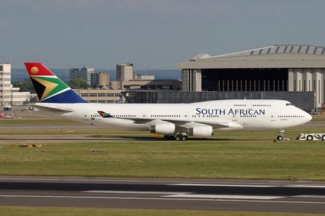 South African Airlines B747-400 at London Heathrow in June 2003 South African Airlines, History Of Aviation, South African Airways, Boeing 747 400, Turbine Engine, Airplane Wallpaper, Livery Design, Jet Age, Graphic Identity