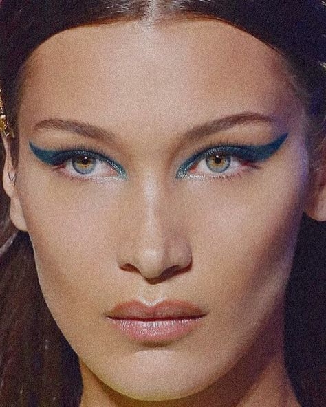 Versace Makeup, Bella Hadid Makeup, Fashion Editorial Makeup, Isabella Hadid, High Fashion Trends, Fashion Bella, Bella Hadid Style, Colorful Eye Makeup, Hadid Style