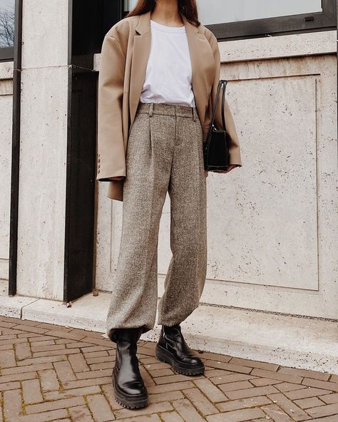 The "Risky" Shoe Trend Taking the Place of Basic Booties Trousers Women Outfit, Minimalist Moda, Fest Outfits, Casual Styles, Stil Inspiration, Wool Trousers, Moda Vintage, Mode Inspo, 가을 패션