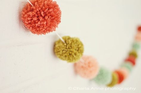 DIY idea: pom poms garland Diy Yarn Pom Pom, Diy Pom Poms, Pom Garland, Diy Yarn, Handmade Yarn, Yarn Pom Pom, Pom Pom Crafts, Pom Pom Garland, Navidad Diy