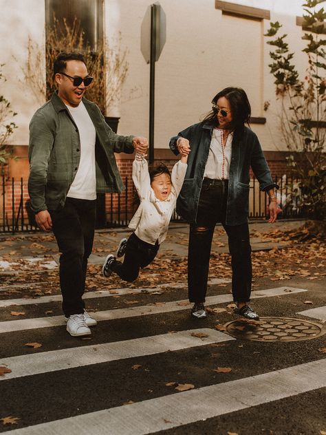 Your Brooklyn family photographer | Meneer Kodak | NYC Wedding Photographer Modern Family Photo Outfits, New York City Family Photos, Family Urban Photoshoot, Downtown Family Session, Family Photoshoot Downtown, Downtown Family Photos, Family City Photoshoot, Downtown Family Photoshoot, Edgy Family Photoshoot