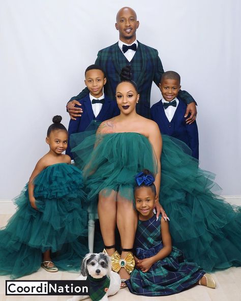 Glam Family Photoshoot, Christmas Family Photoshoot, African American Family, Family Christmas Pictures, Family Photoshoot Outfits, Family Holiday Photos, Family Picture Outfits, Bella Naija Weddings, Black Families