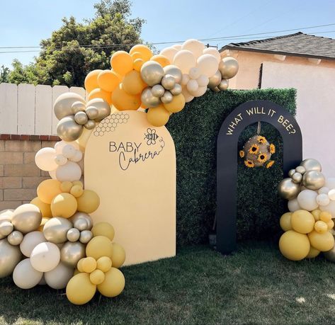 What Will It Bee Backdrop, Unisex Gender Reveal Themes, Bee Theme Backdrop Ideas, Gender Reveal Party Theme Ideas Honey Bees, Gender Reveal Ideas Sunflower Theme, What Would It Bee Gender Reveal Decor, Bee Gender Reveal Balloons, Gender Reveal Idea Themes, Bee Gender Reveal Table Decor