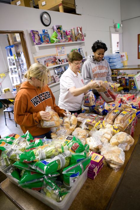 Bonner Scholars volunteering at the Salvation Army food pantry.     Bonner Scholars engage in community service and enrichment opportunities for an average of 10 hours per week during the school year. Food Pantry Volunteer, Charity Volunteer Aesthetic, Community Service Vision Board, Volunteering Aesthetic Hospital, Community Work Aesthetic, Community Outreach Aesthetic, Vision Board Volunteer, Church Community Aesthetic, Community Volunteer Aesthetic