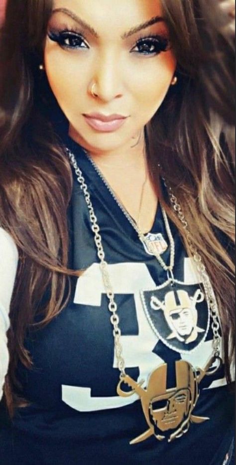 Metal Girl Style, Raiders Cheerleaders, Oakland Raiders Fans, Chica Chola, Oakland Raiders Logo, Gangsta Girl Style, Chola Girl, Raiders Baby, Raiders Girl