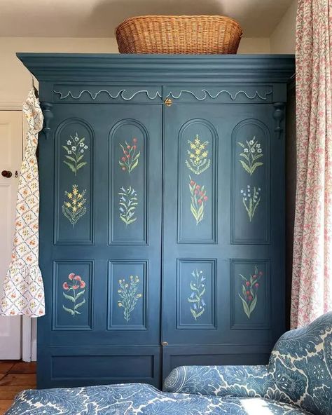 Wardrobe Stencil Ideas, Hand Painted Furniture Diy Ideas, Refurbished Cupboard, Painted Wardrobe Ideas, Closet Painting Ideas, Upcycled Wardrobe Ideas, Cupboard Upcycle, Upcycling Furniture Ideas, Cupboard Painting