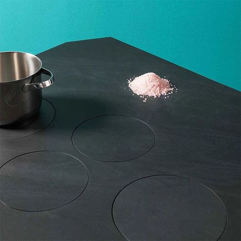 There’s a 4 element induction cooktop integrated into the countertop.  Tulèr responsive kitchen by Offmat Invisible Induction, Video Tricks, Kitchen Hob, Kitchen Concept, Housing Design, Kitchen Wares, Induction Range, Diy Kitchen Renovation, Kitchen Redesign