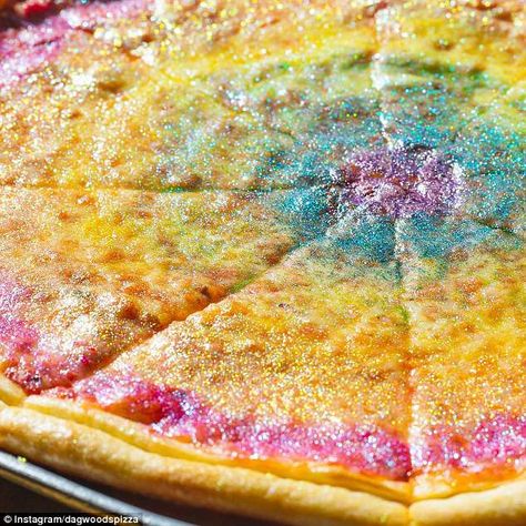 Santa Monica pizzeria DagWoods sells rainbow glitter unicorn pizza Pizza Americana, Rainbow Pizza, Tasty Desserts, Popsugar Food, Birthday Dinner Party, Pizza Margherita, Glitter Unicorn, Dinner Party Menu, Rainbow Food