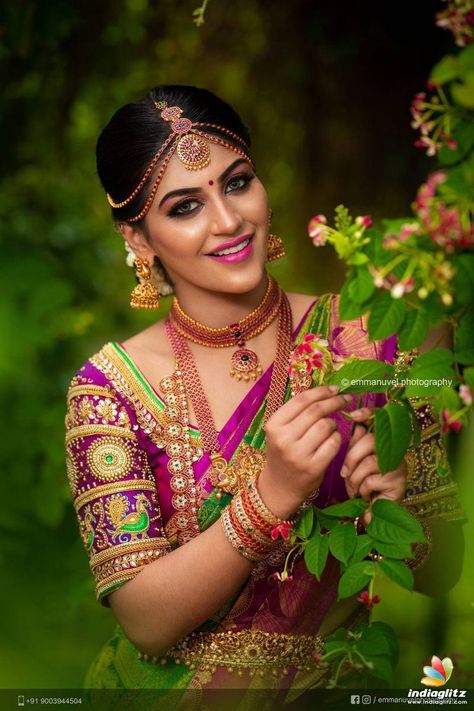 Lovely lady adorned with fine jewellries and traditional costume of India. #NationalCostumes #NationalAttire #ChinaCostume #TibetanCostume #KhmerCostume #ThaiCostume #VietnamCostume शादी की तस्वीरें, Indian Bride Poses, South Indian Bridal Jewellery, Latest Blouse Designs, Sabyasachi Lehenga, Bridal Photography Poses, Best Blouse Designs, Indian Wedding Couple Photography, Wedding Saree Blouse