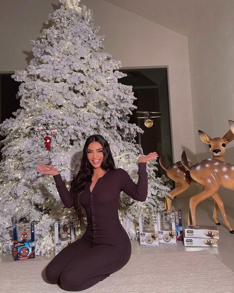 Kim Kardashian West on Instagram: “This year @HobbyTron is saving the holidays 🌲 They have millions of toys in stock ranging from Marvel to Disney, Spiderman, & even this…” Kim Kardashian Christmas, Drake Child, Kardashian Christmas, Kily Jenner, Christmas Poses, Kim Kardashian Kanye West, Kim Kardashian And Kanye, Christmas Tree With Gifts, Kim K