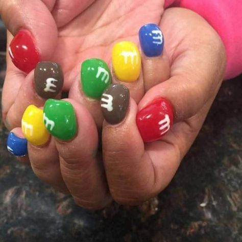 WTF : les tendances beauté les plus bizarres. Les ongles M&M's, à croquer ou à éviter ? Weird Nail Ideas, Nails Bubble, Ugly Nails, Funny Nails, Nail Polish Tutorial, Bad Nails, Bubble Nails, Crazy Nail Designs, Candy Nails