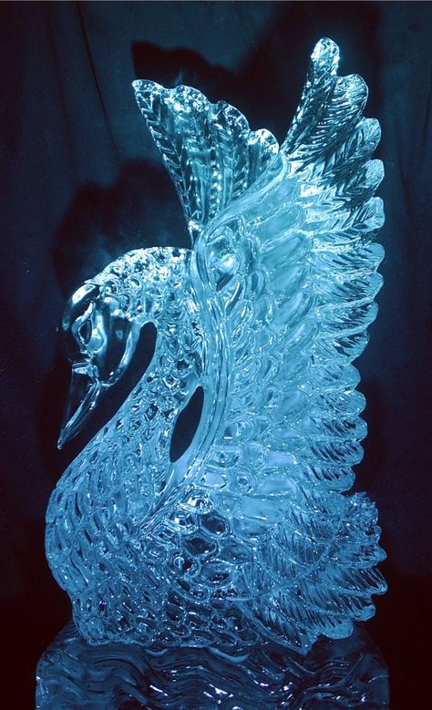 Swan ice carving. Reminds me of Edward Scissorhands. Airbrush Techniques, Ice Sculpture Wedding, Ice Carving, Winter Art Projects, Snow Sculptures, Ice Art, Ice Sculpture, Ice Castles, Snow Art