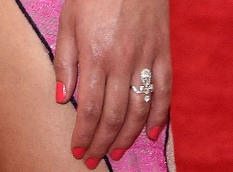 FKA Twigs' Unique Engagement Ring From Robert Pattinson: See a Close-Up and Find Out What It's Worth! Meghan Markle Engagement, Celebrity Rings, Robert Pattinson And Kristen, Twig Engagement Ring, Fka Twigs, Katie Cassidy, Engagement Celebration, Celebrity Engagement Rings, Engagement Ring Cuts