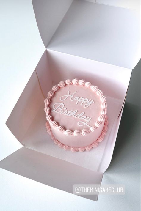 Bento Cakes For 21st Birthday, Round Bento Cake, Pink Round Cake Birthday, Bento Cake Rosa, Cake Designs Rose, Cute Birthday Cakes Pink, Pink And White Cake Designs, Pink 20th Birthday Cake, Round Birthday Cake For Women